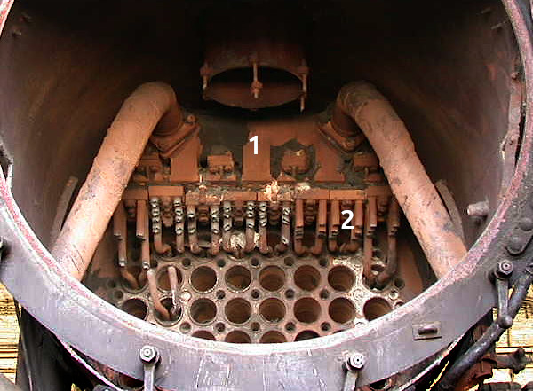 Przegrzewacz pary w złomowanym parowozie